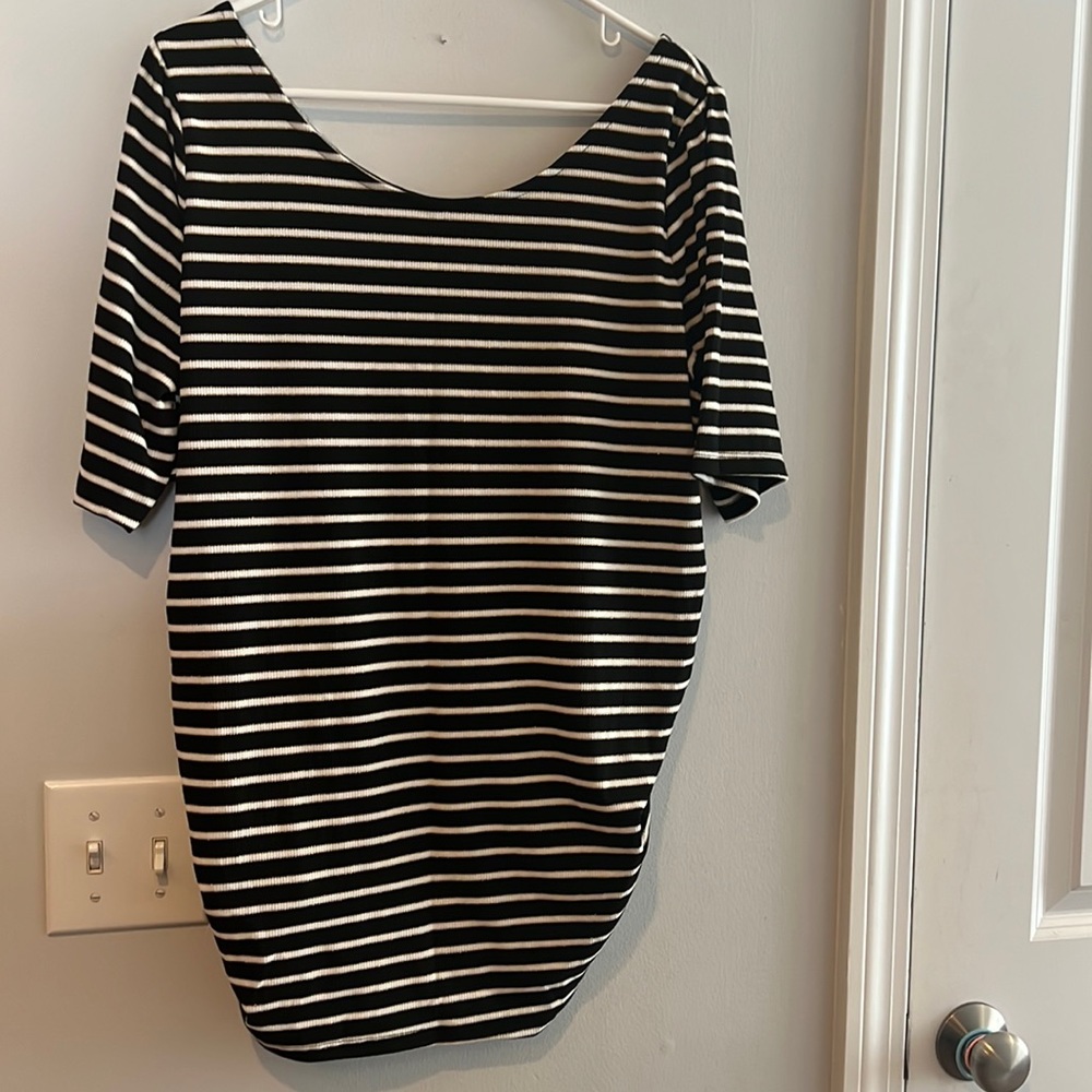 Isabel Maternity Top. Size Xl. Black, white and gold accents. Never worn